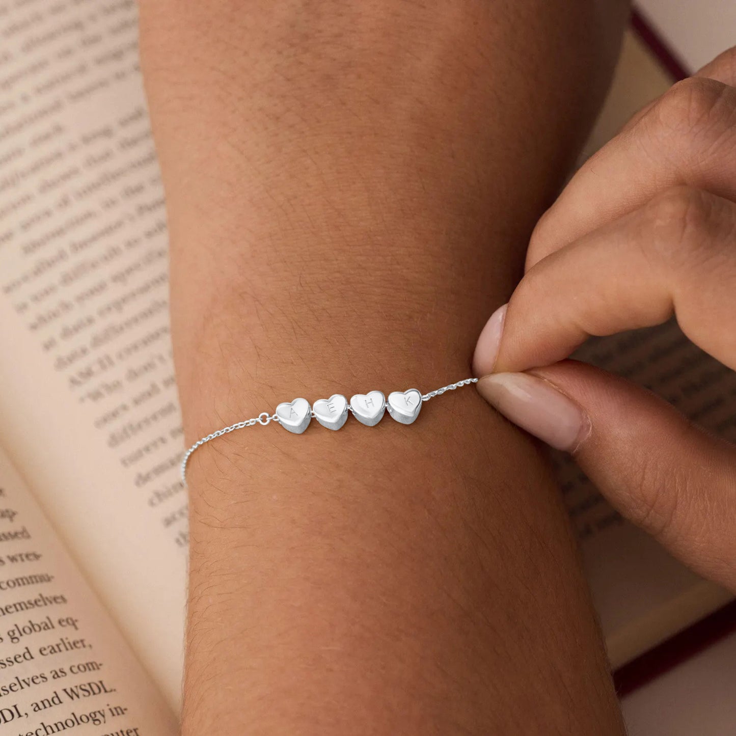 Pulsera personalizada con inicial y corazón